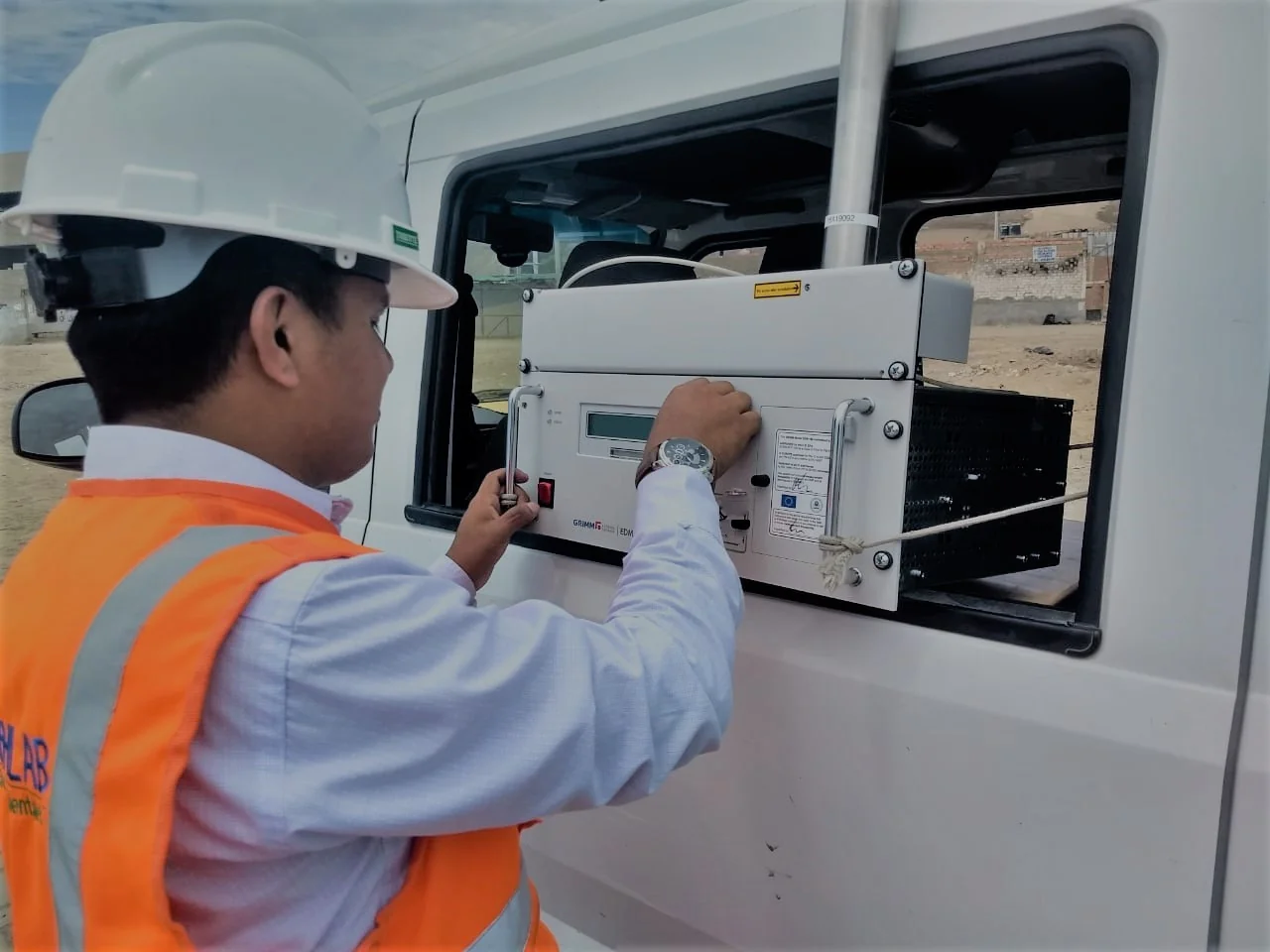Técnico de JIREHLAB realizando monitoreo ambiental