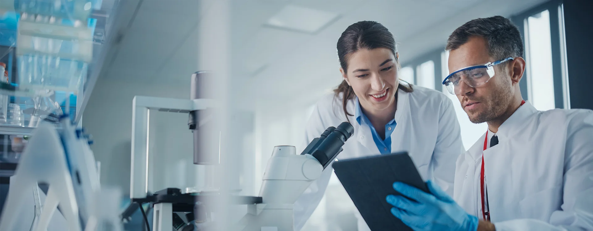 Profesionales trabajando en laboratorio JIREHLAB